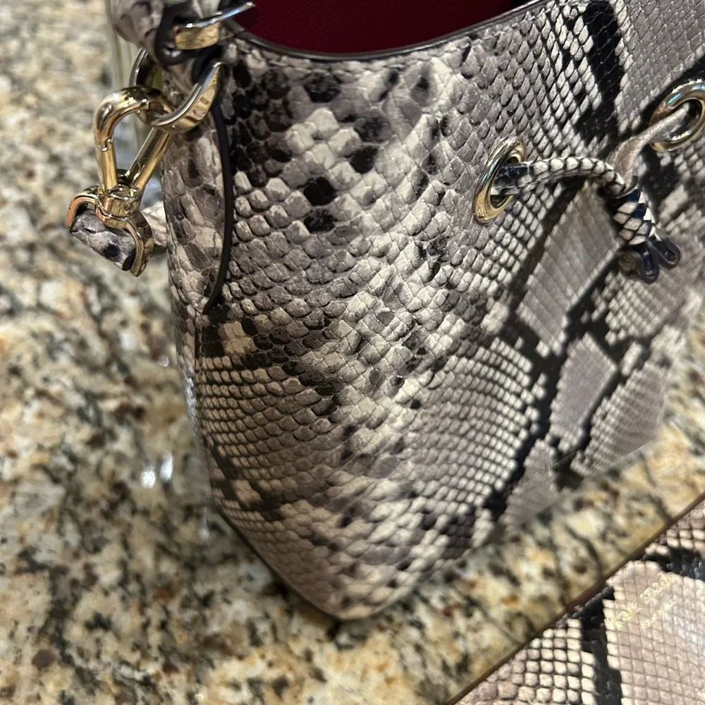 Kate Spade Bucket Bag with Snakeskin Pattern with Matching Wallet - Picture 3 of 7